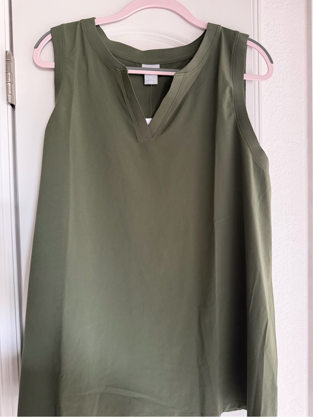 Chicos Olive Size 4 XXL Sleeveless Olive Green V-Neck Women's Top